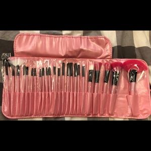 Beautiful 24 piece brand new Makeup brushes.